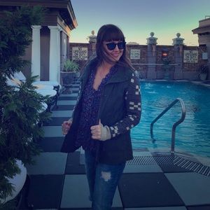 Meet your Posher, Elissa